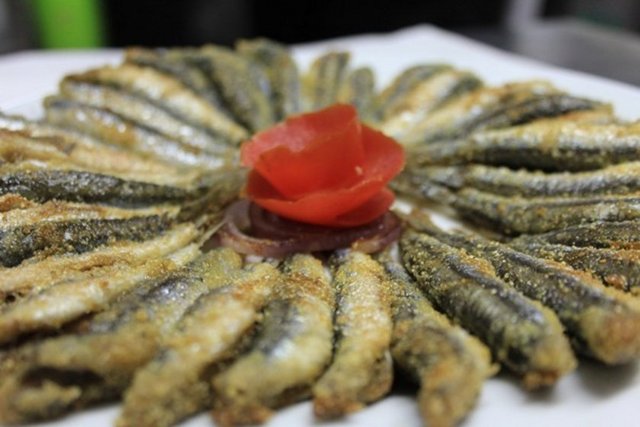 Ama Trabzon ya da Ordu'da yapıldığı gibi hamsiyi una bulayıp kızartırsanız o tehlikelidir! Kanserojendir! Aslında yiyecekleri biz pişirirken ya da tüketirken tehlikeli hale getiriyoruz.