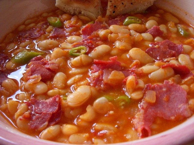 Örneğin pastırmalı kuru fasulye, mercimek, piyaz gibi yemekleri doyana kadar yemelisiniz. Ama ekmeksiz olarak! Tabii ki kuru soğanla... Neden? Çünkü biz de bir söz vardır biliyorsunuz: 'Aç ayı oynamaz!' deriz. Pirinç yerine de bulgur tüketilmeli.