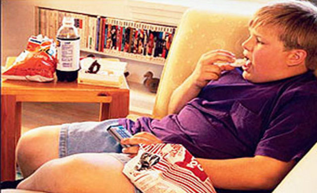 Hepsinin temelindeyse obezite yatıyor. - Obez, karaciğer yağlanması olan yani insülin yüksekliği olan kişilerde östrojen hormonu da yükseliyor, polikistik over gelişiyor, kadınlarda üreme duruyor, erkeklerde memeler büyüyor ve spermin kalitesi ve sayısı azılıyor.