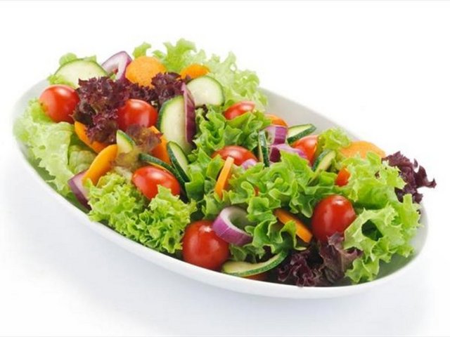 Sonra halsizleşir doğru dürüst iş yapamazsınız. Kilo almayacağım diye yalnız salatayla öğün geçirmek bu nedenle doğru değildir!"