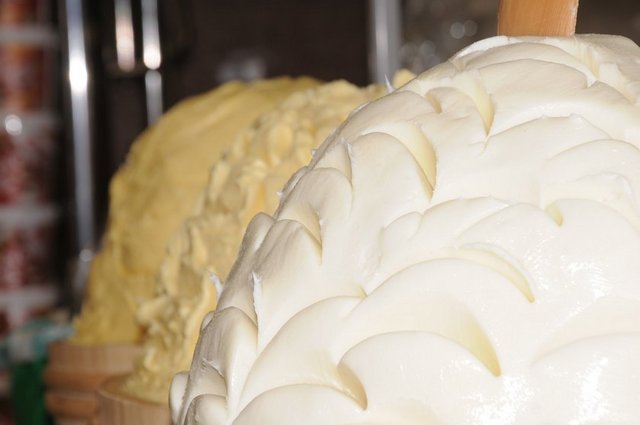 'KÖY TEREYAĞI SAĞLIKLI' -  - Tam yağlı, doğal olan her şey tüketilmeli. Saf köy tereyağı, katkısız Trabzon, Urfa ya da Malatya gibi yörelerimizin tereyağı kullanılabilir. Hatta kadınlarımız tıpkı yoğurt gibi evde tereyağını kendileri yapabilirler. Zeytin dahi evde yapılabilir.