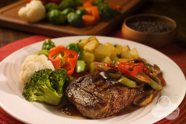 İdeal bir öğlen yemeği, biftek veya bonfile ile güzel bir salatadan oluşur. Bütün bir balık yiyebilirsiniz. Izgara yapılmış sebze, döner yiyebilirsiniz. Ama dönerin yanında pilav, patates, pide yok!