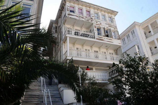 Satılık evlerde fiyatlar, 80-90 metrekare 2+1'ler 200 bin lira ile 300 bin lira arasında, 90-130 metrekare 3+1'ler 300 bin lira ile 600 bin lira arasında, yalılar ise 400-500 bin lira ile 1.5 milyon lira arasında değişiyor. Yaz-kış kiralıklarda fiyatlar, 2+1'ler 750-800 lira arasında, 3+1'ler 1000-1250 lira arasında, yalılar ise yıllık olarak pek kiraya verilmiyor. -  - Yazlık evlerde ise sezonluk kiralar, 2+1'ler 8-10 bin lira arasında, 3+1'ler 10-20 bin lira arasında, havuzlu evler ve yalılar ise 20-30 bin lira arasında.