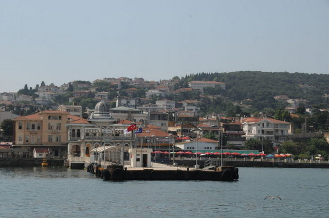 Satılık evlerde fiyatlar, 80-90 metrekare 2+1'ler 200 bin lira ile 300 bin lira arasında, 90-130 metrekare 3+1'ler 300 bin lira ile 600 bin lira arasında, yalılar ise 400-500 bin lira ile 1.5 milyon lira arasında değişiyor. Yaz-kış kiralıklarda fiyatlar, 2+1'ler 750-800 lira arasında, 3+1'ler 1000-1250 lira arasında, yalılar ise yıllık olarak pek kiraya verilmiyor. -  - Yazlık evlerde ise sezonluk kiralar, 2+1'ler 8-10 bin lira arasında, 3+1'ler 10-20 bin lira arasında, havuzlu evler ve yalılar ise 20-30 bin lira arasında.