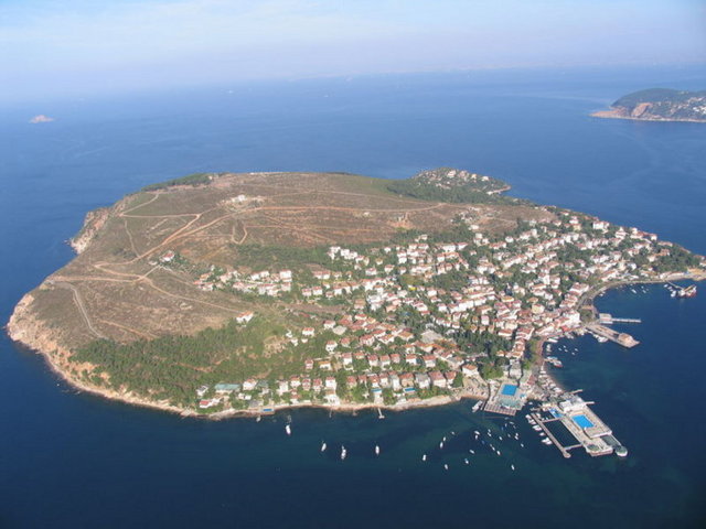 Burgazada'da satılık daire fiyatları, 2+1'lerde 200 bin dolardan başlıyor. Yaz-kış kira piyasasının pek olmadığı adada sezonluk kiralar normal dairelerde 8 bin liradan başlarken, yalılarda ise bu rakam 25 bin liraya kadar çıkıyor.