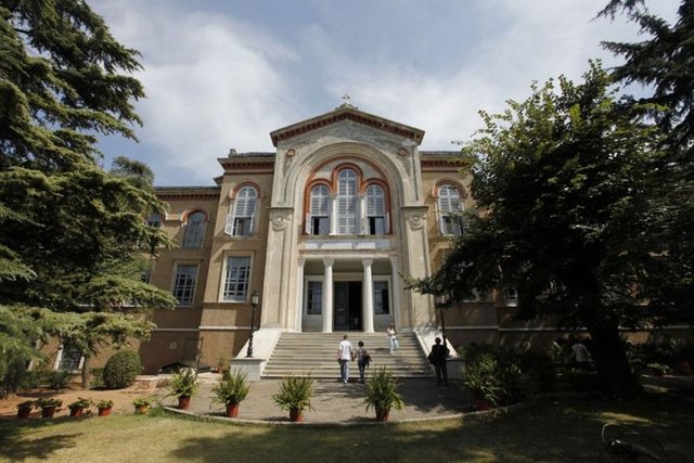 Heybeliada'da 2+1 daireler 250 bin lira, 3+1'ler 250-300 bin lira villalar ise 1.5 milyon dolar civarında. - Aylık kiralar ise 700 liradan başlayıp 1500 liraya kadar çıkıyor. Sezonluk kiralar ise evin konumuna, büyüklüğüne göre 7 bin ila 15 bin lira arasında değişiyor. -