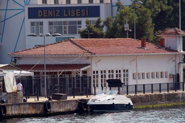 Heybeliada'da 2+1 daireler 250 bin lira, 3+1'ler 250-300 bin lira villalar ise 1.5 milyon dolar civarında. - Aylık kiralar ise 700 liradan başlayıp 1500 liraya kadar çıkıyor. Sezonluk kiralar ise evin konumuna, büyüklüğüne göre 7 bin ila 15 bin lira arasında değişiyor. -