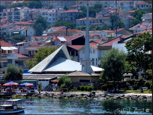 Diğer adalara kıyasla emlak fiyatlarının yüzde 20 daha yüksek olduğu Kınalıada'nın sağ tarafı, yani 1. 2. ve 3. sokaklar diğer bölgelere göre daha revaçta ve pahalı. Kiralıkta ve satılıkta adanın tepeleri sahil kısmına göre daha ucuz. Tepelerde ev fiyatları 200-225 bin dolardan başlıyorken sahilde fiyatlar 300 bin dolardan başlıyor. Adada yalı fiyatları ise 2.5 milyon dolar civarında ki İstanbul'daki yalılara göre çok uygun bir fiyat bu. Sezonluk kiralarda fiyatlar 6-7 bin liradan başlayıp lokasyonuna ve büyüklüğüne göre 15 binlere kadar çıkıyor. -