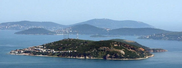 Diğer adalara kıyasla emlak fiyatlarının yüzde 20 daha yüksek olduğu Kınalıada'nın sağ tarafı, yani 1. 2. ve 3. sokaklar diğer bölgelere göre daha revaçta ve pahalı. Kiralıkta ve satılıkta adanın tepeleri sahil kısmına göre daha ucuz. Tepelerde ev fiyatları 200-225 bin dolardan başlıyorken sahilde fiyatlar 300 bin dolardan başlıyor. Adada yalı fiyatları ise 2.5 milyon dolar civarında ki İstanbul'daki yalılara göre çok uygun bir fiyat bu. Sezonluk kiralarda fiyatlar 6-7 bin liradan başlayıp lokasyonuna ve büyüklüğüne göre 15 binlere kadar çıkıyor. -