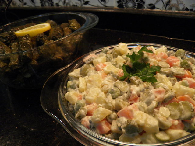 Zeytinyağlı sarma ve amerikan salatası