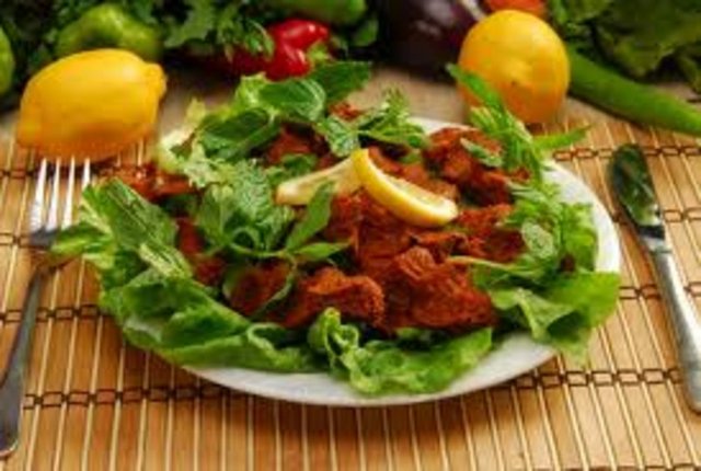 "Çiğ köfte sağlıklıdır" - "Çiğ köfte en sağlıklı yiyeceklerdendir. Tabii güvenilir, sağlıklı bir kırmızı etle yapılırsa... İçinde hem bulgur, hem et var, bunun için sağlıklı. İçli köfte de öyle. Rahatlıkla tüketilebilir."