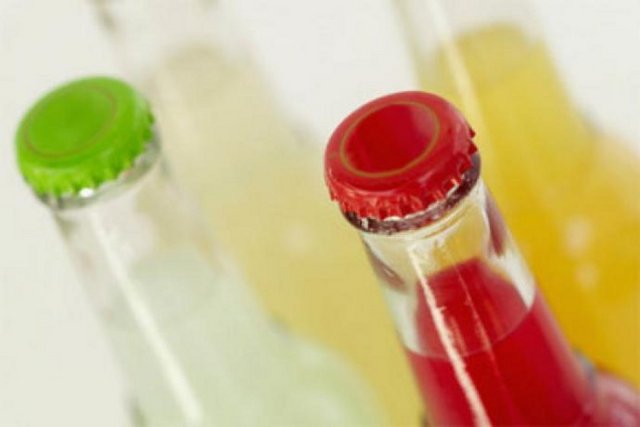 "Şekerli içecekler ABD'de her yıl 25 bin kişiyi öldürüyor" - "Harvard Üniversitesi'nde bir çalışma yapıldı. Amerika'daki şekerli içecekler her sene 25 bin ölüme sebep oluyor. Amerika'da şekerli içecek tüketimi çok fazla, ama Türkiye de ikinci ülke olarak bildirildi. Türkiye'de bunun araştırması yapılmıyor. Çünkü herkes 'Ben şeker yemeden yapamam' diyor. Dilimizde 5 tane tat alma duyusu vardır, bunlar tatlı, acı, ekşi, tuzlu ve imami'dir. İmami özellikle çocuklarda yapay, suni yiyeceklere alışkanlıktır. Çocuklar, bu suni tatlara alışır ve onu aramaya başlar. Siz bebeklere şeker vermeye başladığınız zaman o çocukların diğer tat alma duyusunu köreltiyorsunuz. Onun için 'Tatlısız yapamam', 'Adetimin bilmem ne gününde şekere saldırırım' diyorsunuz. Bu yanlış beslenmenin belirtisidir."