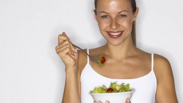 "Hastalanmamak elimizde" - "Hastalanmamak elimizde. Bütün bunları yaparsak hastalıklar önlenebiliyor. Bunu önlemek kendi elimizde. Bu bilimsel olarak gösterildi. Hücresel düzeyde bozuklukları önlersek, ileri yaşlarda ortaya çıkan tansiyon yüksekliği, göbek çevresi genişliği, felç, karaciğer yağlanması, kanser, enfarktüs gibi sorunların önlenebildiği, gerileyebildiği gösterilmiştir. Sağlıklı ve doğal beslenerek, sağlıklı yaşayarak hastalıklar önlenebilir. Yüksek tansiyonu ve kan şekerini düşürmek için de sağlıklı beslenmek, kilo vermek, hareket etmek yeterli olabilir. Bol su içilecek, uzun uzun yürünecek. Toksik karbonhidrat ve şekerlerden, organizmaya hemen tüketilen boş kalori sağladıklarından dolayı uzak durulacak!"