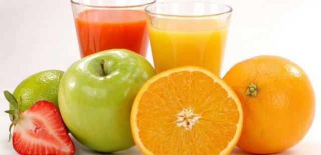 "Taze sıkılmış meyve suyu bile yağlanmaya neden olur' - "Taze sıkılmış meyve suyu kan şekerini ve insülini yükseltir ve yağlanmaya başlarsınız. Meyve suları karaciğeri yağlandırır. Meyve sularında fruktoz (meyve şekeri) ve glikoz vardır. Alkol alanlarda nasıl bira göbeği oluşuyorsa, fruktoz da vücuda girince karaciğerde yağ olarak depolanır. Meyve suyu ve şekerli içeceklerden dolayı ve hareket etmemeleri nedeniyle çocukların da göbeği yağlanır. Bugün 12-13 yaşındaki erkek çocuklarının göbeği, memeleri, kalçaları büyüyor. Plajda denize girmeye utanıyorlar. Ama kabahat onların değil, ana babalarının. Çünkü sürekli şekerli içecek içmeye özendiriliyorlar. Bu çok yanlış! Çocuklar ayran, su ve şekersiz çay içmeli. Çocuklarımızı nasıl beslersek, neyle beslersek, o şekilde gelişirler, o biçimde büyürler unutmayalım. Ne ekersek onu biçeriz!"