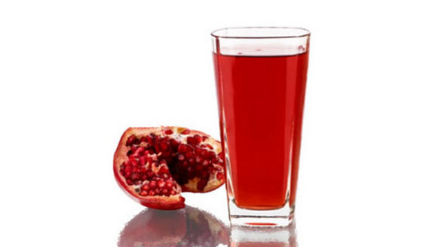 "Nar suyunun şekerli sudan farkı yok, narı bütünüyle yemeli" - "Son günlerde bağışıklık sistemimizi güçlendirmek için her yerde nar suyu tavsiye ediliyor. Ancak nar suyu şekerdir. Nar en yüksek antioksidanı olan meyvelerdendir ama bütünüyle yenilmelidir. Narın suyu sıkıldığı zaman, yani su haline geldiği zaman bunun içindeki lifler parçalanır. Bunun artık şekerli sudan farkı yoktur içinde C vitamini vardır, ama C vitaminin fazlası üstten girer, alttan çıkar. Eğer günde bir meyve yiyecekseniz, bunu portakal gibi soyacaksınız, beyazıyla yiyecekseniz. Esas C vitamini beyazındadır. Geri kalanı fruktozdur, glikozdur ve de tehlikelidir."