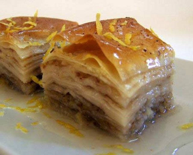 "Çok tatlı ve unlu gıdalar yiyenlerde bağırsak problemleri başlıyor" - "Vücudumuzun verdiği sinyaller, kişiye göre değişkenlik gösterebilir. Örneğin kabızlık, Türkiye'de hiçbir zaman hastalık olarak görülmez. Ama siz her gün büyük abdeste çıkmıyorsanız, vücudunuz yeteri kadar çalışmıyor demektir. Türkiye'de hekimler bunu sormaya utanıyor, hastalar da söylemeye utanıyor. Günde bir ya da 2 kere çıkıyorsanız, vücudunuz saat gibi çalışıyor demektir. Hareket etmezseniz, su içmezseniz bağırsaklar çalışmaz. Aşırı şeker ve şekere dönüşen unlu ve nişastalı gıdalar, bağırsak florasını bozar. Şekerli yiyecekler yediğiniz sürece kabızlığınız artar. Çok tatlı ve unlu gıda yiyenlerde 'kronik bağırsak hastalıkları' gibi problemler başlıyor."