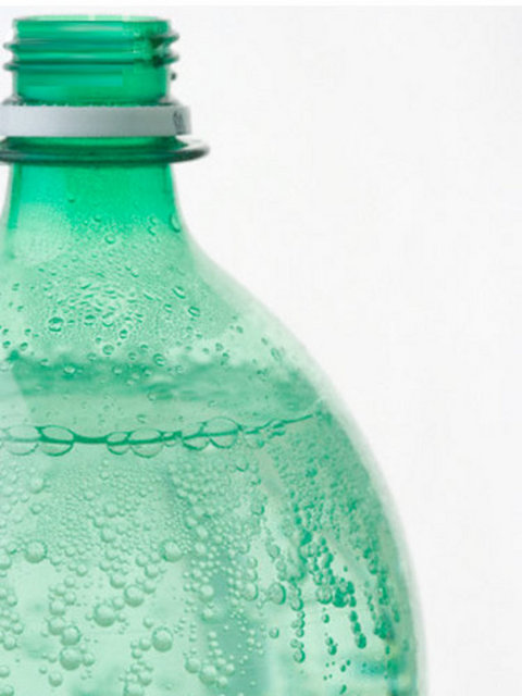 'Çocuklara kesinlikle asitli içecekler içirilmemeli' - "Şekerli ve asitli içeceklerin reklamına bile tahammül edemiyorum. Bilhassa Ramazan ayında iftar sofrasına asitli bir içeceğin konulması... Çok ayıp ve günah! Ayran varken, su varken, çay varken bunları tüketmek çok tehlikeli. Onu gören çocuklar, 'Annem, dedem de bunu içiyor' diye düşünüyor. Bu asitli içecekler kesinlikle eve alınmamalı, çocuklara içirilmemeli."