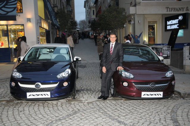 ADAM'ın 3 model seçeneği 3 farklı karakter yaratıyor. Moda meraklılarına JAM, rafine zevkleri olanlara GLAM, sportif kişilere ise SLAM hitap etmekte. - Tüketicilerin, kişisel tarzlarını yansıtabilecekleri, kişiselleştirilmiş bu 3 farklı trim tüketiciye 3 tavan rengi, farklı iç mekan renkleri, dekorlar ve çeşitli LED aydınlatma seçenekleri ile sunuyor.