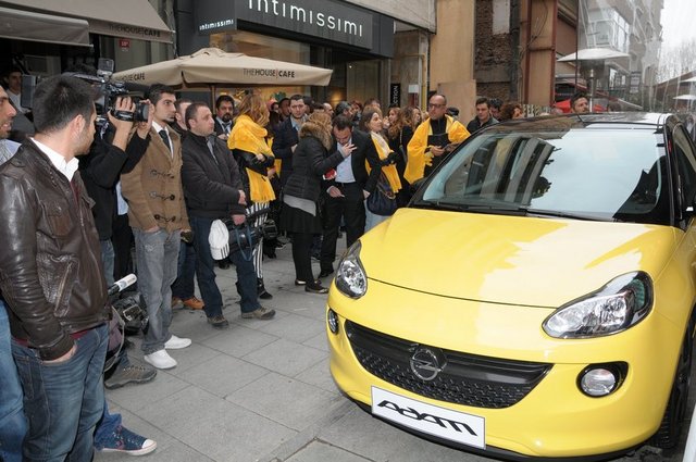 Jam - Glam - Slam olmak üzere üç farklı model seçeneğiyle satışa çıkan ADAM, 70 HP güç üreten 1.2 lt benzinli motora sahip.Tüm modellerde beş ileri manuel  şanzıman ile yakıt tasarrufu sağlayan Start/Stop teknolojisi sunan ADAM, şimdiye kadar temsil edilmediği bir segmentte yerini aldı ve 39 bin TL. den başlayan fiyatlarla satışa çıktı.