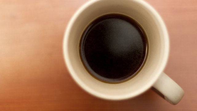 04- Kafeinden uzak durun! Elbette yatmadan önce bir double- espresso içmemeniz gerektiğini biliyorsunuz! Peki akşamüzeri saat 5 civarında içtiğiniz kahve de gece uykunuzu kaçırıyor olabilir mi? Kahve, çikolata, çay ve bazı içecekler kafein içerir ve vücuttan atılması zaman alır...