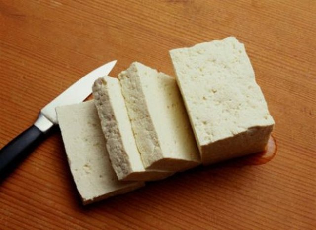 Bir avuç içi kadar az tuzlu peynir.