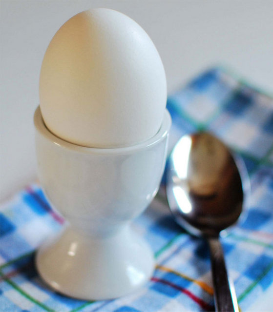 Az pişmiş iki yumurta.