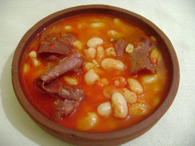 Pastırmalı ya da kıymalı kuru fasulye,