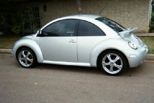 Fakat VW Beetle efsanesinin bittiğini düşünmek için çok erkendi. Çünkü 1999 yılında Vosvos'un torunu New Beetle ismiyle piyasaya çıktı. Efsanenin arkadan itişli şanzımanını terk eden VW, bu modelde önden çekişli modern bir görünüme kavuştu.