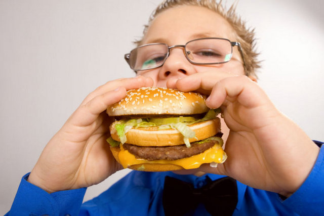 "Özellikle gençlerimiz fast food kültürüyle yetiştiriliyor. Hamburger, pizza, tost, sandviç, cips gibi yiyeceklerle karınlarını doyurmaya çalışıyor."
