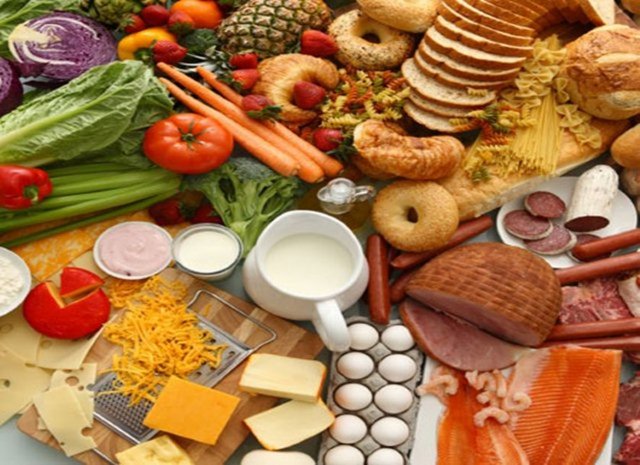 Sağlıklı protein (özgür tavuk yumurtası, normal yağlı peynir, et, balık, pastırma, evde yapılmış sucuk ve yoğurt),