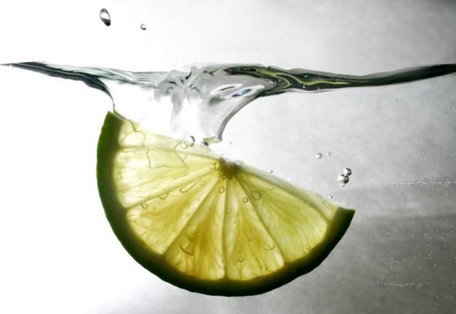 16:00 - Her gün 2-3 litre sıvı almaya dikkat etmeli. Öğünler arasında bol limonlu su, şekersiz çay ve ayran içilebilir.
