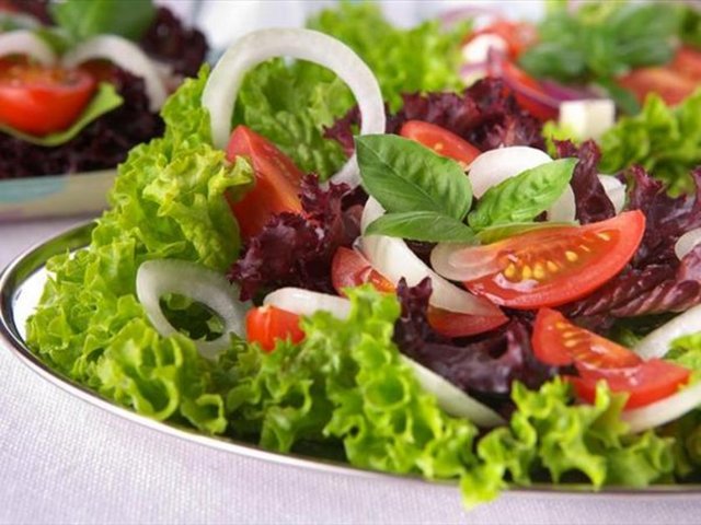 Yemeklerin yanında tercih edilen yiyecekler  -  - -Et ve balık yemekleri ile birlikte bol mevsim salatası, soğan yenebilir.  -  - -Yemeklerle birlikte cacık, sızma zeytinyağı, bol sarmısak ve nane eklenerek içilebilir.