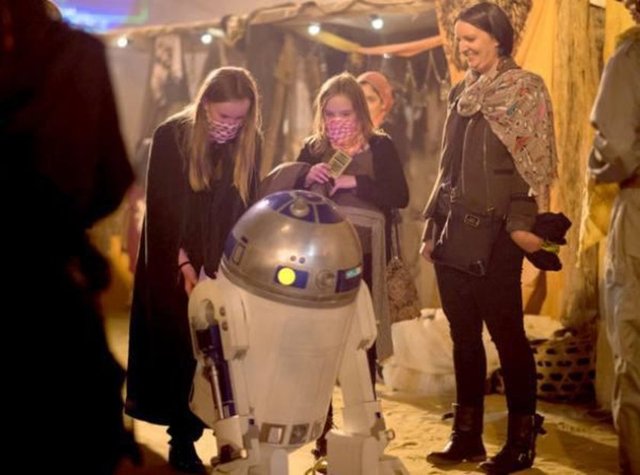 İkinci fragmanı yayınlanan Star Wars: The Force Awakens (Yıldız Savaşları: Güç Uyanıyor) filminin kamera arkası görüntülerine Secret Cinema ulaştı.