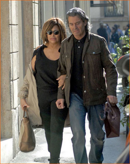 Efsanevi şarkıcı Tina Turner, müzik yapımcısı Erwin Bach’le nişanlandı. 