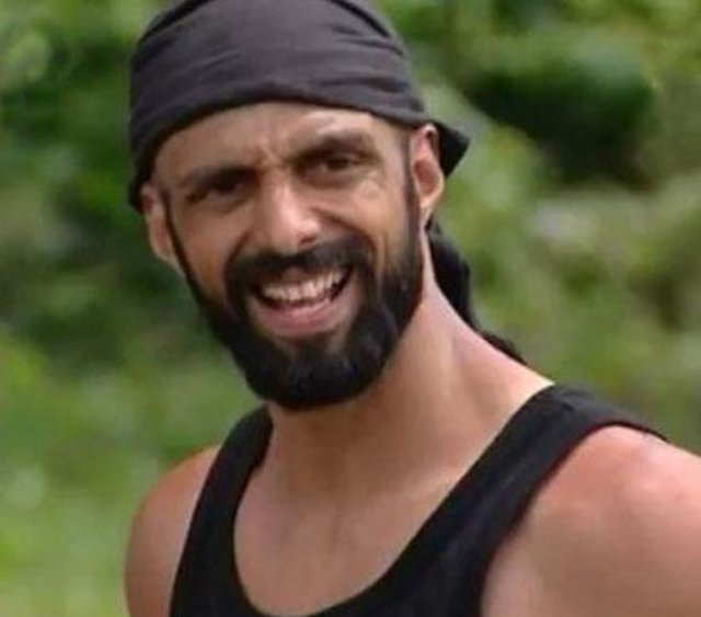 O da açlıktan ve fiziksel güç harcamaktan kilo kaybetti...