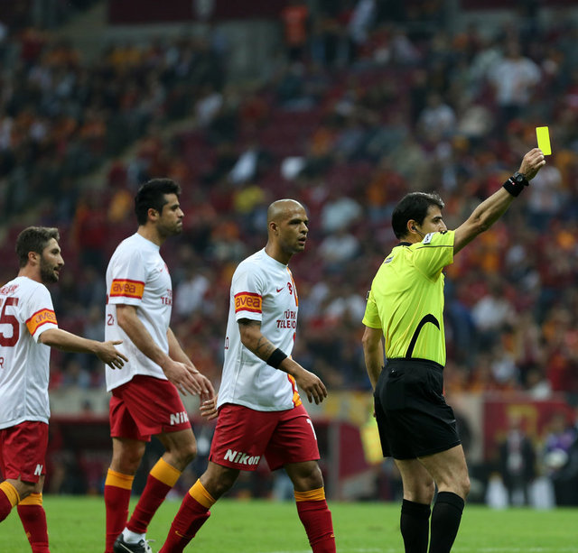 Hakem Süleyman Abay'ın kararlarına sinirlenen Melo, zaman zaman öfkesini kontrol edemedi.