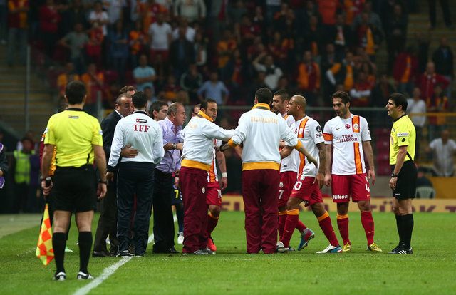 Melo önce formasındaki Galatasaray amblemini hakeme gösterdi.