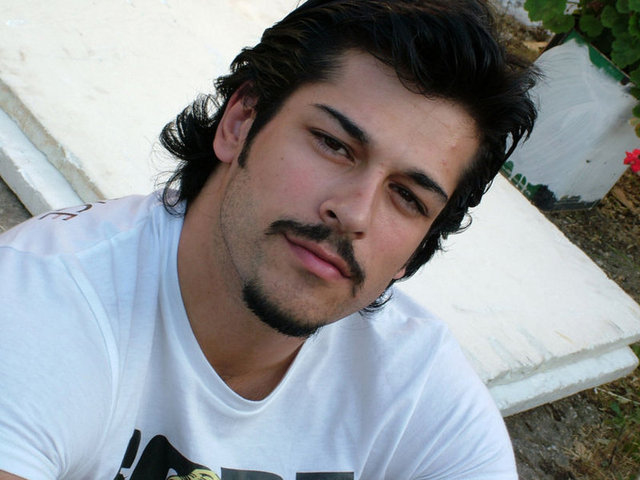 Aralık ayında hizmete girecek olan Balibey Döner'le bizzat ilgilenen Burak Özçivit, iş dünyasına atılmanın heyecanını yaşıyor.