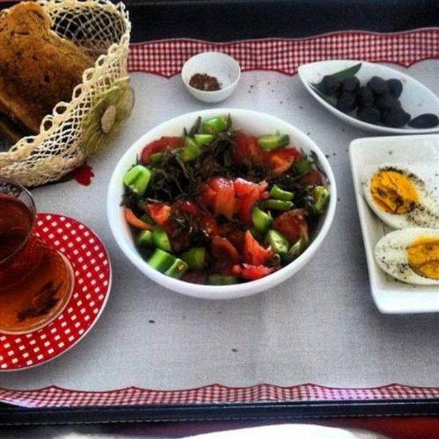 GÜLBEN ERGEN - Bugün geç kahvaltı olur böyle bazen olmalı zaten