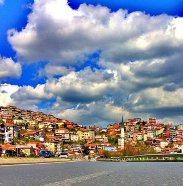 HAMDİ ALKAN - Ve bulutlar şarkı söyler gibi seslenir mahalleye... -