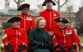 Eski başbakan Margaret Thatcher 2008 yılında Londra'da Kırmızı paltolu Chelsea bakımevindeki yaşlılarla  ...