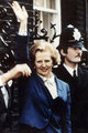 Mayıs 1979- İlk kadın başbakan seçildikten sonra eşi Denis'le Downing Street'te