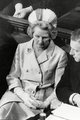 Temmuz 1970- Parlamento'da Muhafazakar Parti tarafında otururken... Thatcher 1975-1990 arasında\nmuhafazakâr parti başkanlığı, 1979-1990 arasında da başbakanlık yaptı. 