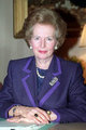 Kasım 1990- Downing Street'teki ofisinde inci taşlı mor ceketiyle