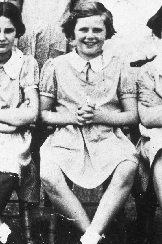 1934- 9 yaşındaki Margaret, Huntingtower Road İlkokulu'nda... Gençliğinde parlak bir öğrenci olduğu gibi muhafazakâr bir öğrenci\nderneğinde siyasi etkinlikte de bulundu.