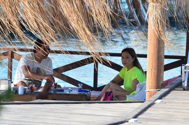 Bodrum'da tatil yapan Ebru Gündeş, kızını denize sokmak için sahile indiğinide gazetecileri görünce korumaları harekete geçti. Korumalar gazetecilerin görüntü almasını engellemeye çalışırken Alara, üç dadı eşliğinde denize girdi.