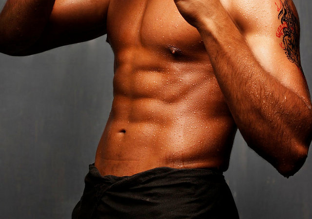 Her plank egzersizini onbeş saniye yaparak işe başlayın ve zamanla bu süreyi bir dakikaya kadar çıkarmayı hedefleyin...