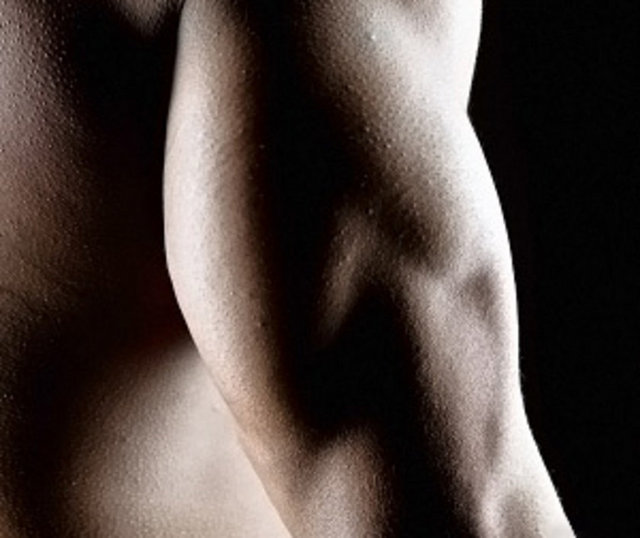 Kolunuzu yukarı doğru dik bir şekilde kaldırdığınızda dambıl karşıya bakacak şekilde, kolunuzu bükerek başınızın arkasından ensenize kadar indirin ve kaldırın...