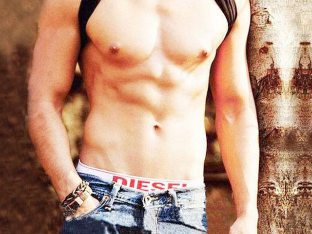 Öte yandan zaten bu egzersizlerde sanılanın aksine karın kaslarınızı en iyi çalıştıran egzersizler değildir. Çünkü bu egzersizlerlerle bel bölgenizdeki diskleri sürekli zorlarsınız, böylece karın kaslarınıza binen yük bu yüzden plank gibi de sabit tuttuğunuz egzersiz; merkez bölgeniz için daha faydalıdır...