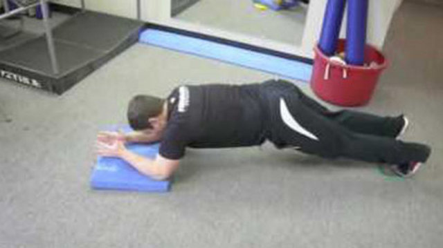 Yere koyduğunuz bir havlunun üzerine ayaklarınızı yerleştirerek plank pozisyonu alın. Karın kaslarınızı ve kalçanızı sıkın ve kollarınızın ön bölümünü kullanarak kendinizi geri itin. Bu sırada ayaklarınız da havlunun üzerinde geriye doğru kaymalı. Daha sonra başlangıç pozisyonuna dönün.Toplam 8-10 tekrar yapın.